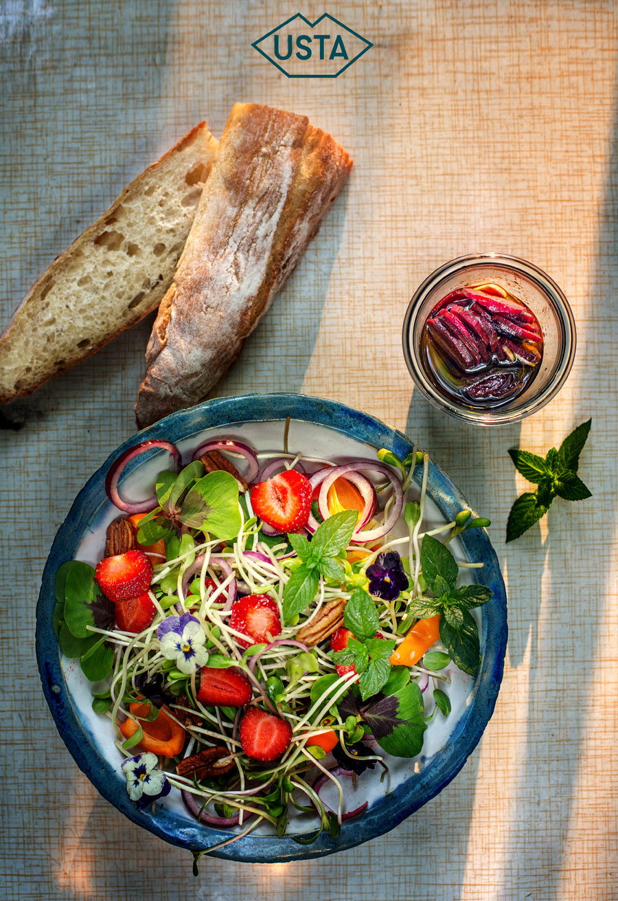 LUKEWARM SALAD WITH SHOOTS, STRAWBERRIES AND FLOWERS